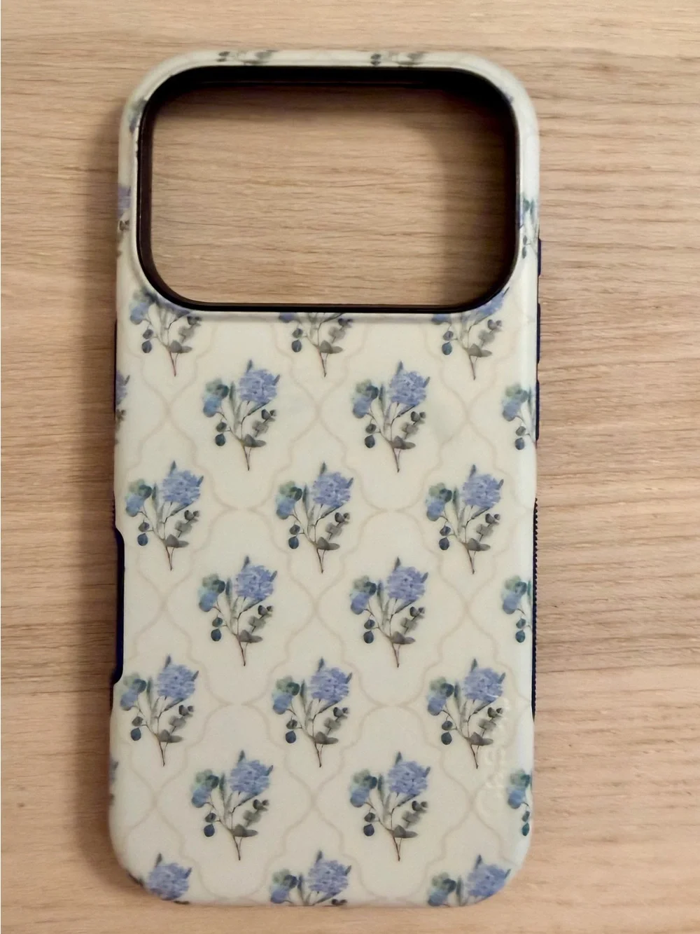 Casely - Vintage garden - Blue hydrangea case - Bold + MagSafe - iPhone 17 Pro